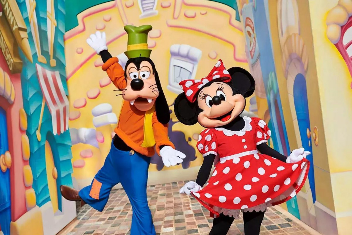 Goofy and Minnie Mouse meet and greet